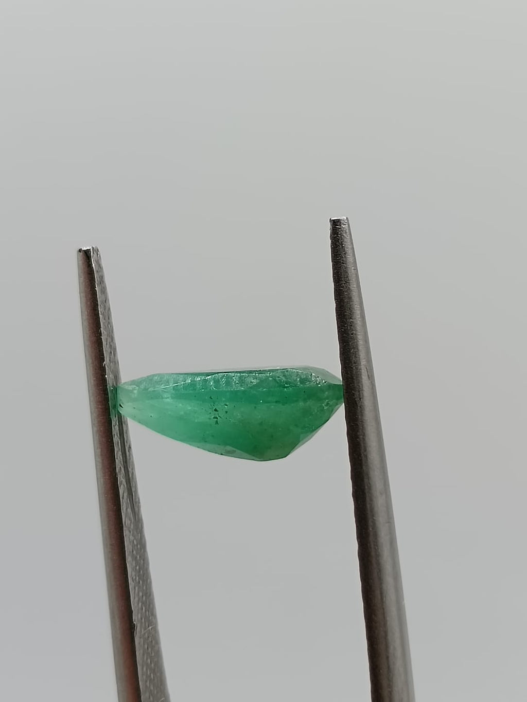 Esmeralda brasileña forma de gota de 1.14ct