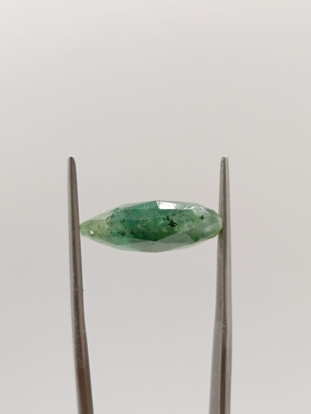 Esmeralda brasileña forma de gota de 9.12ct