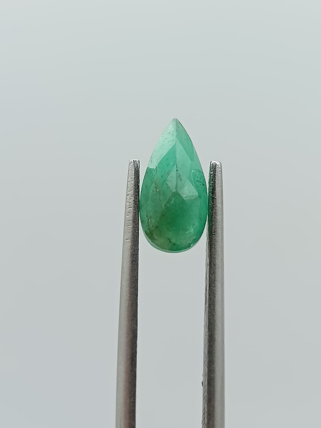 Esmeralda brasileña forma de gota de 1.14ct