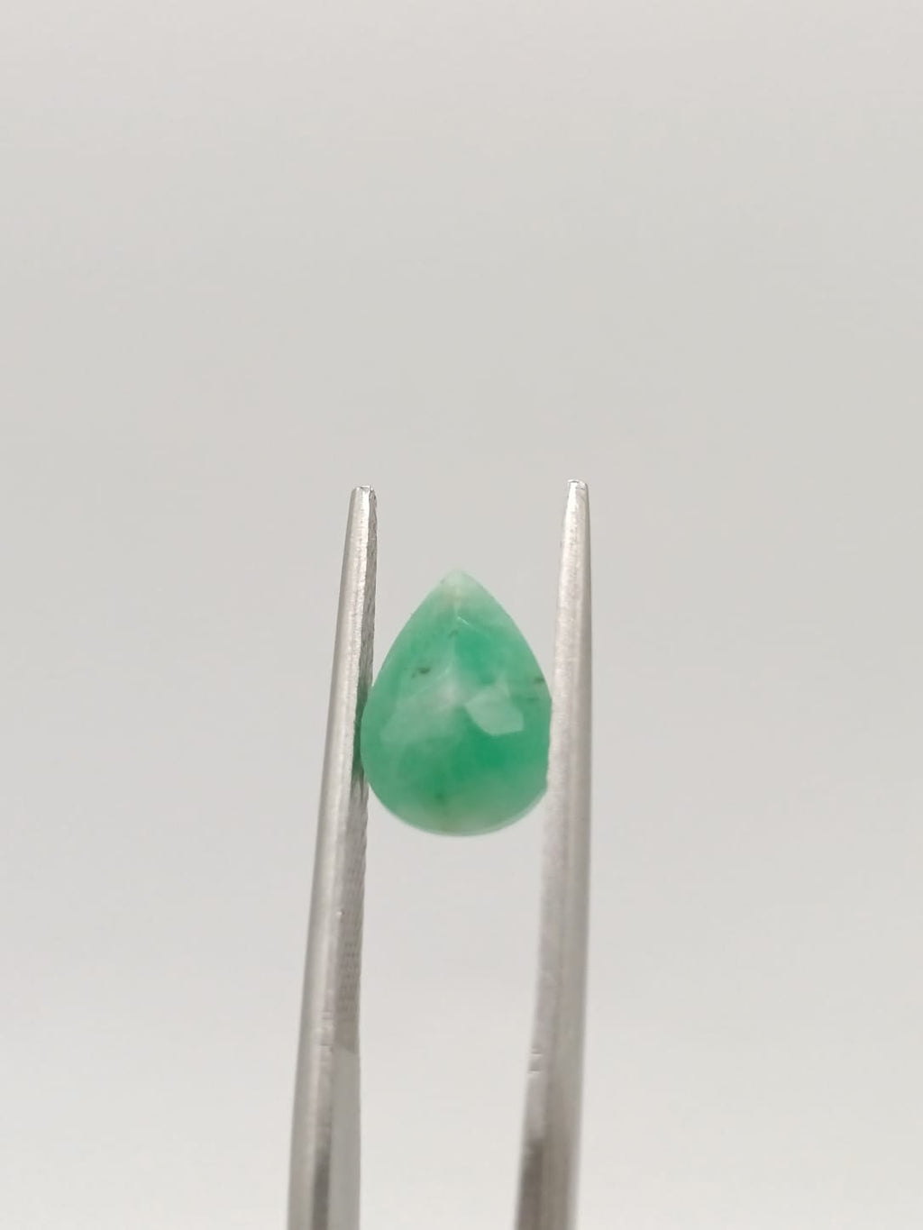 Esmeralda brasileña forma de gota de 1.52ct