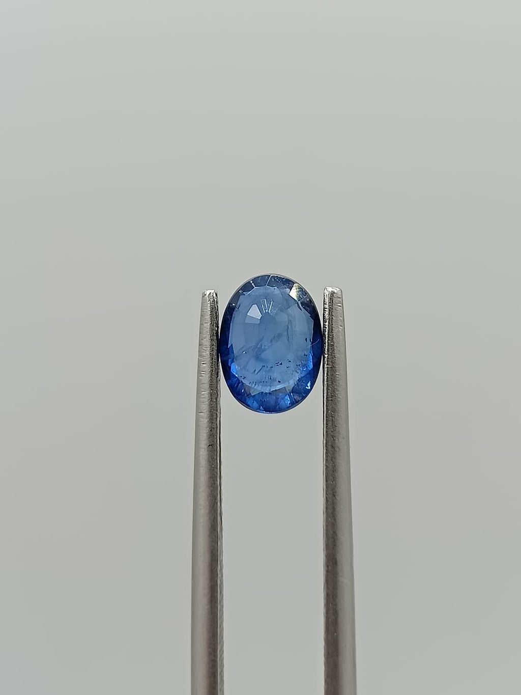 Zafiro ovalado de 0.98ct