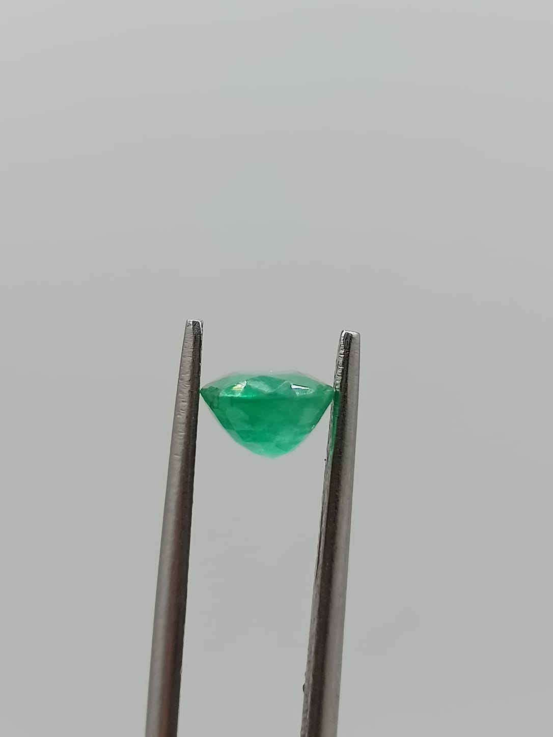 Esmeralda colombiana ovalada de 1.17ct