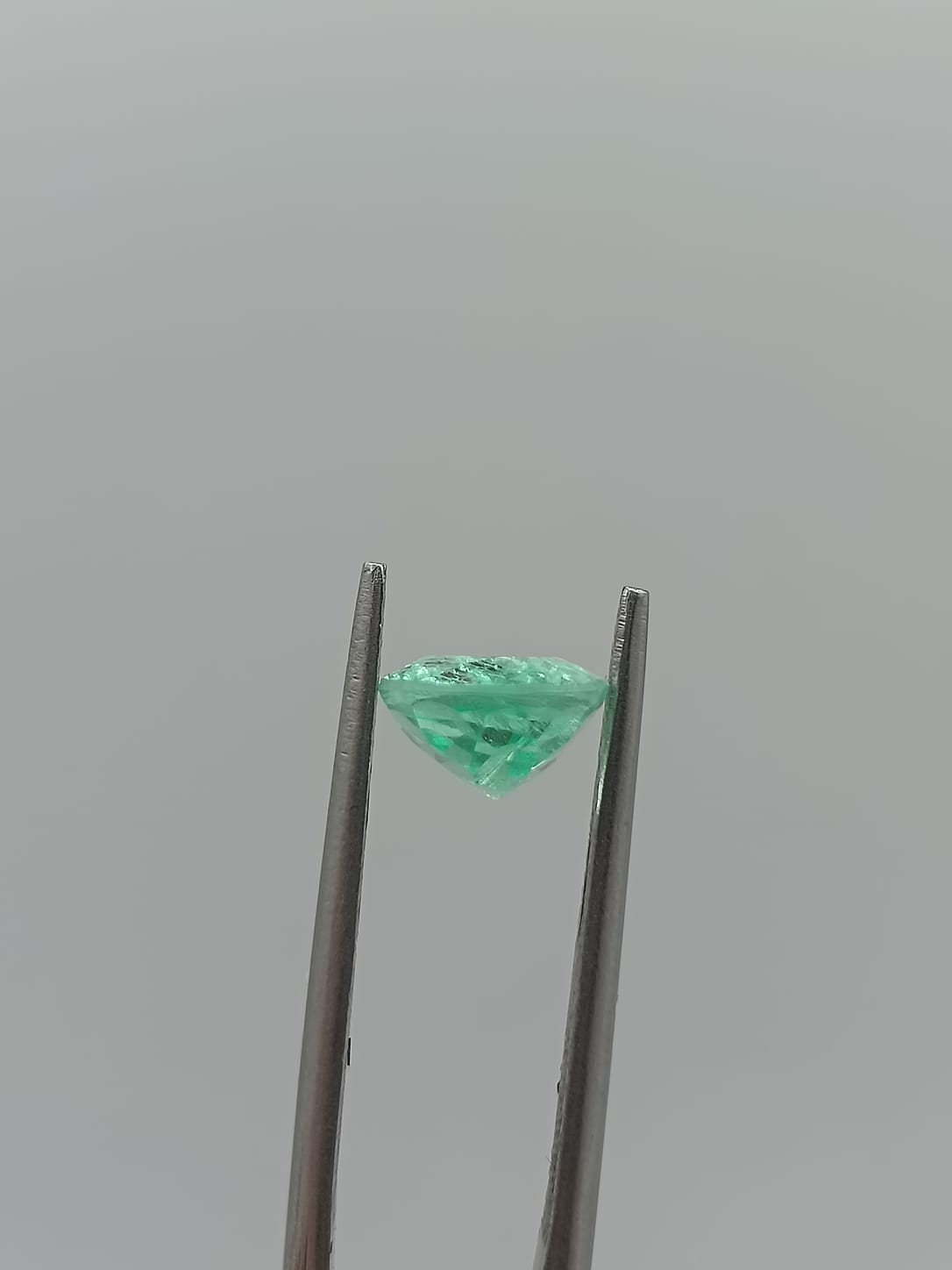 Esmeralda colombiana ovalada de 0.79ct