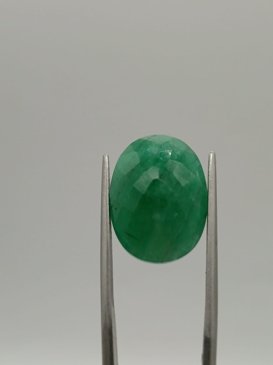 Esmeralda brasileña ovalada de 12.41ct