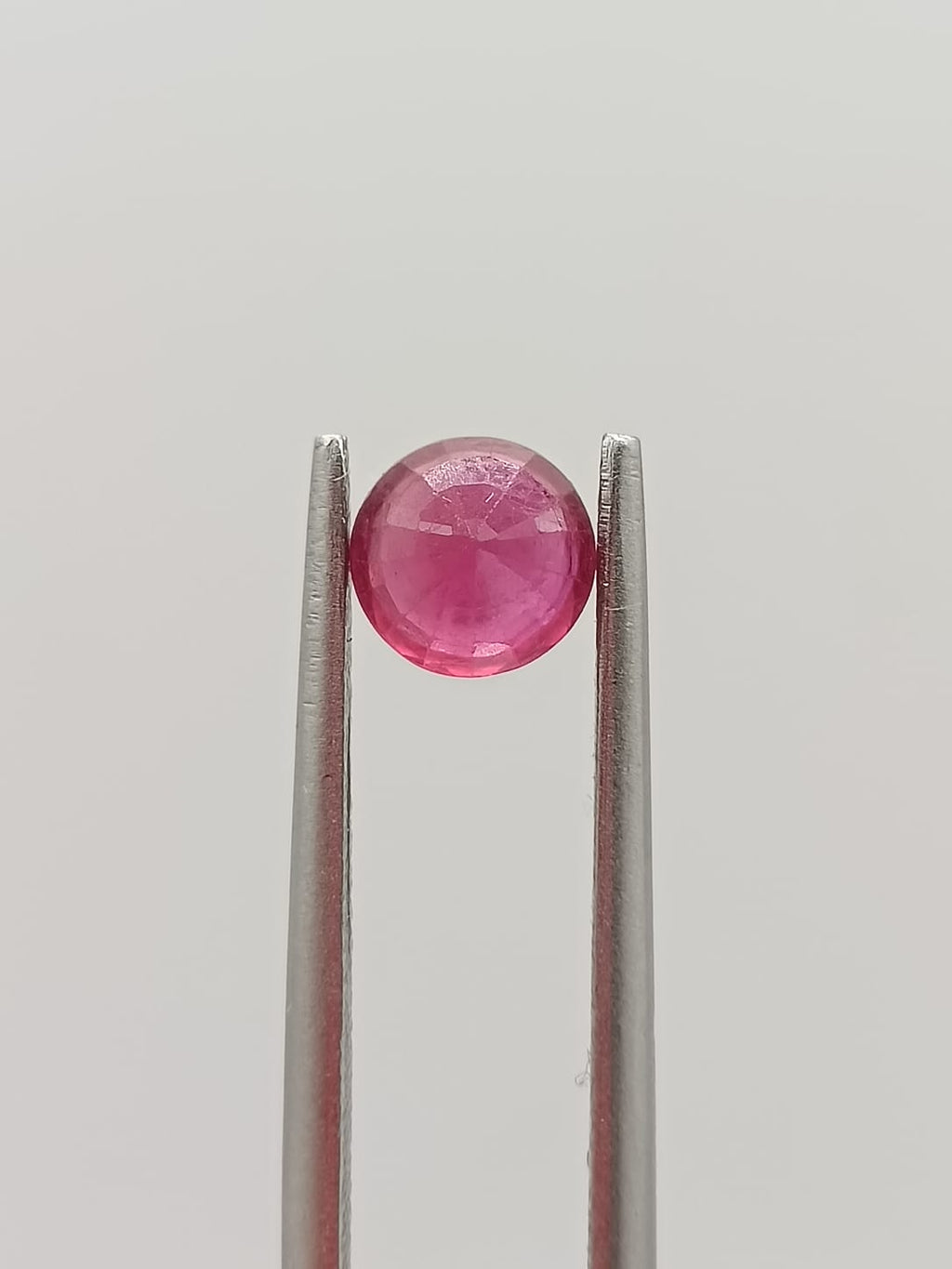 Rubí circular de 0.68ct