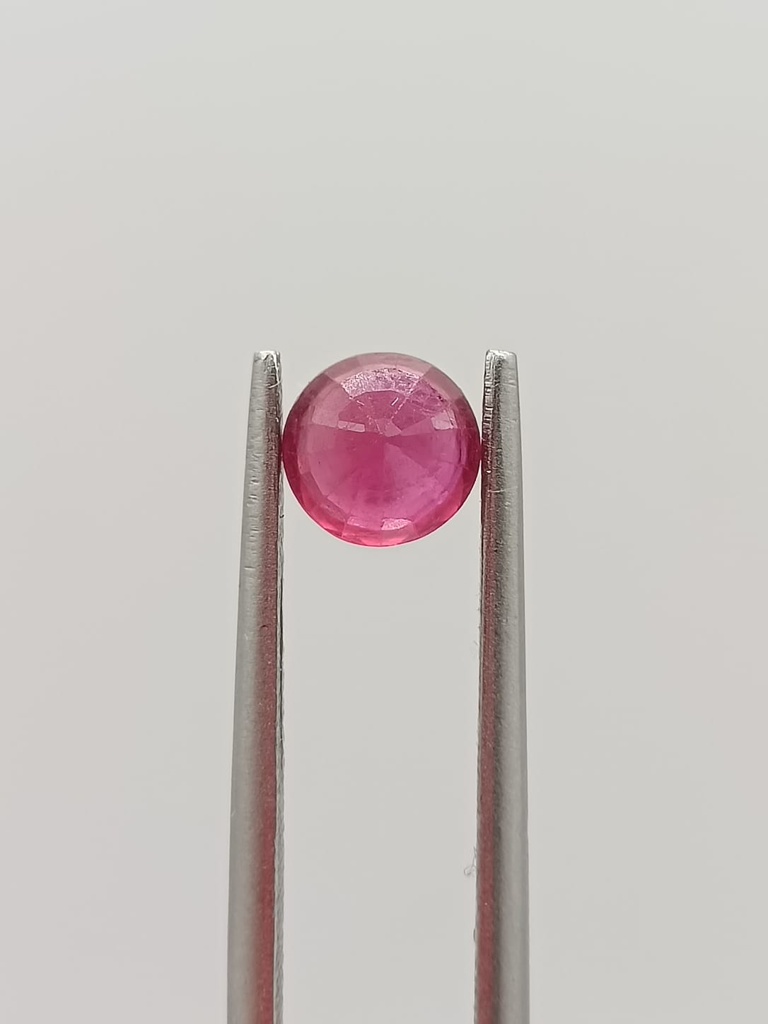 Rubí circular de 0.68ct