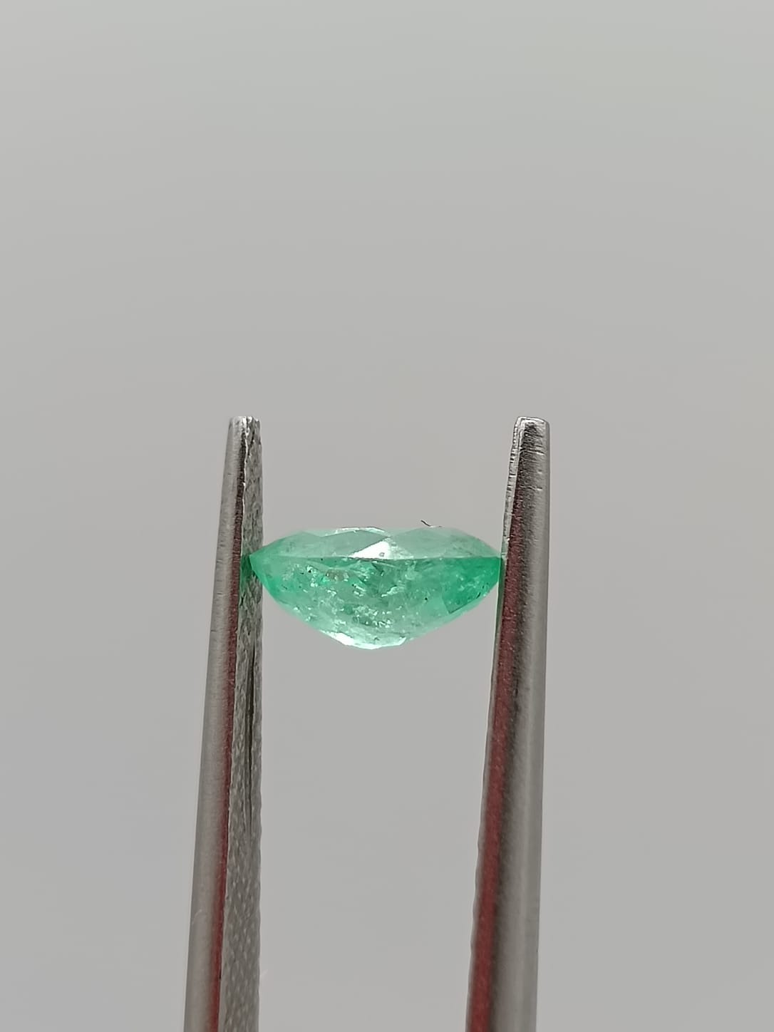 Esmeralda colombiana ovalada de 0.75ct