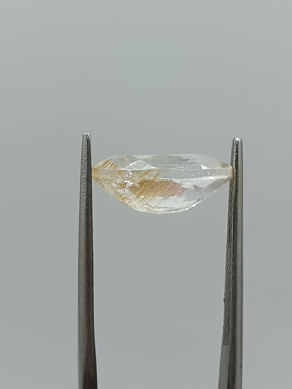 Cuarzo rutilado ovalado de 5.29ct
