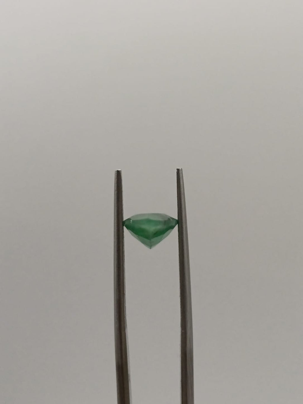 Esmeralda brasileña forma de gota de 2.56ct