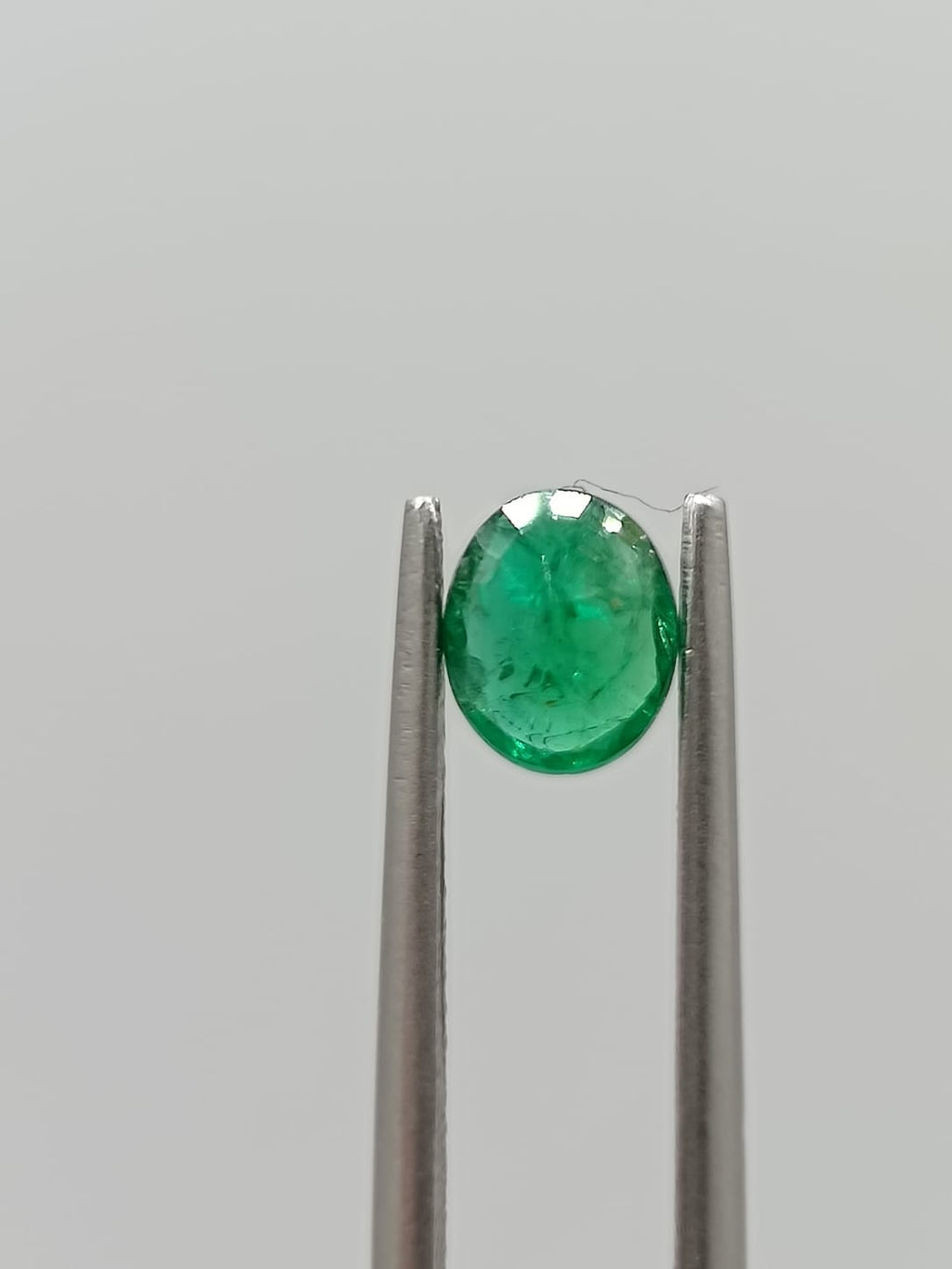 Esmeralda colombiana ovalada de 0.64ct
