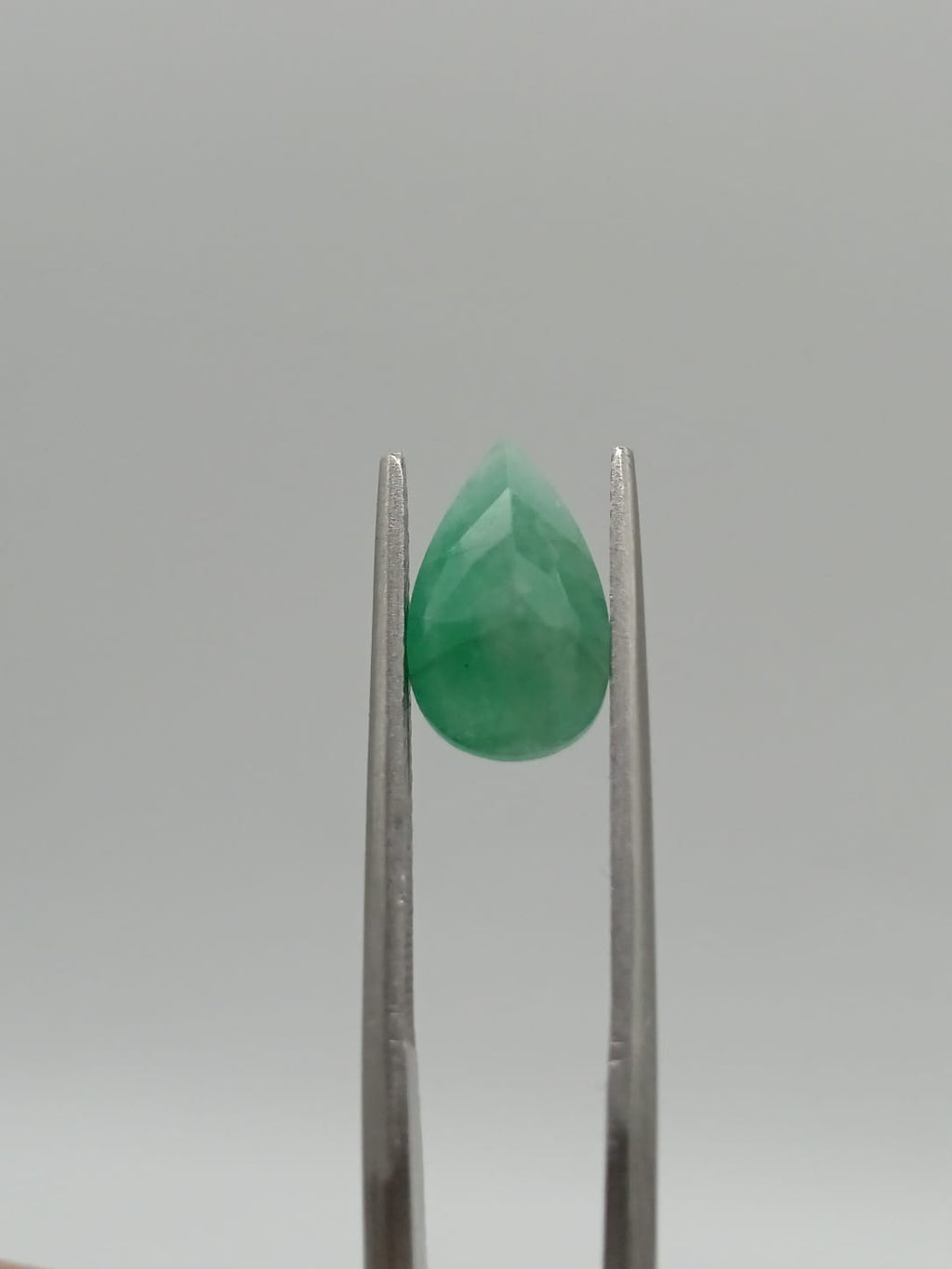 Esmeralda brasileña forma de gota de 2.20ct