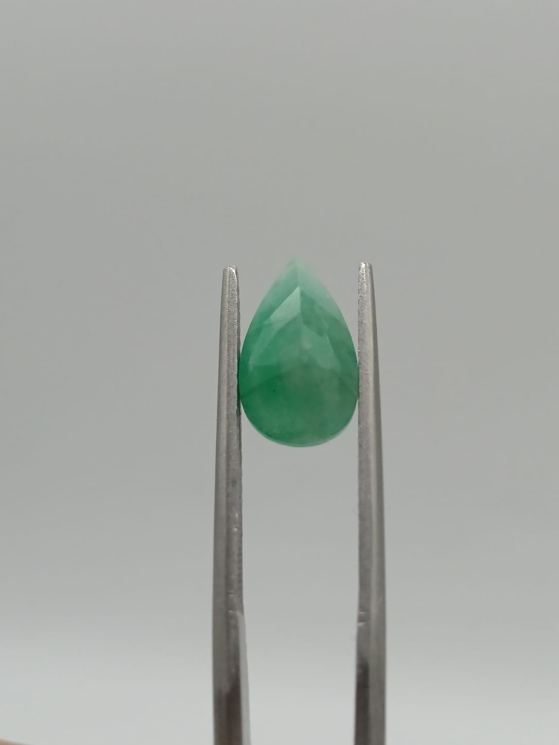 Esmeralda brasileña forma de gota de 2.20ct