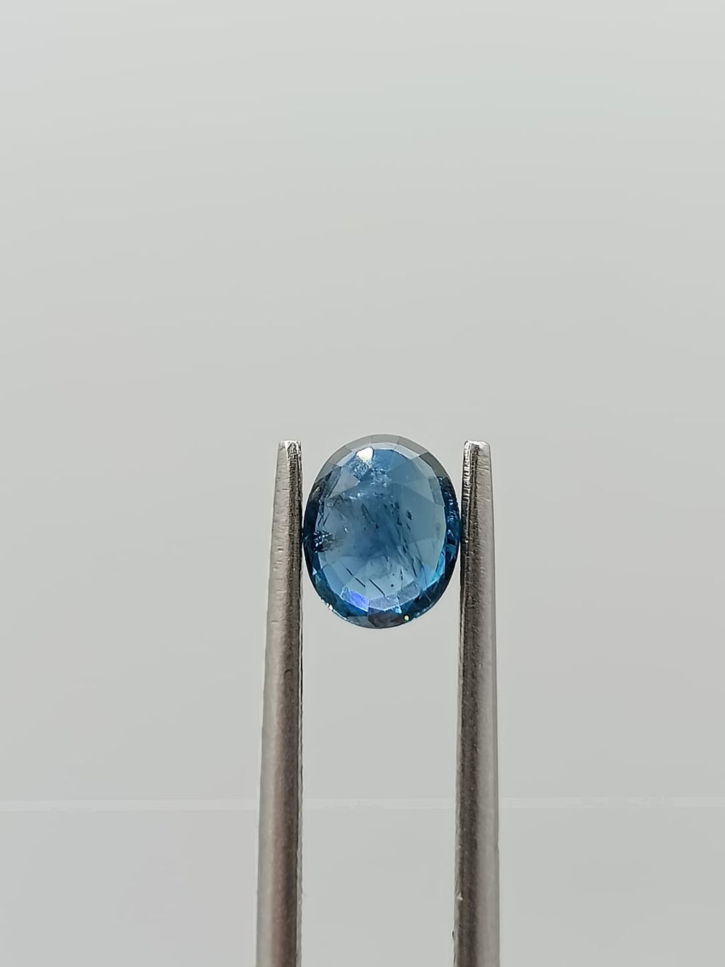 Zafiro ovalado de 1.07ct