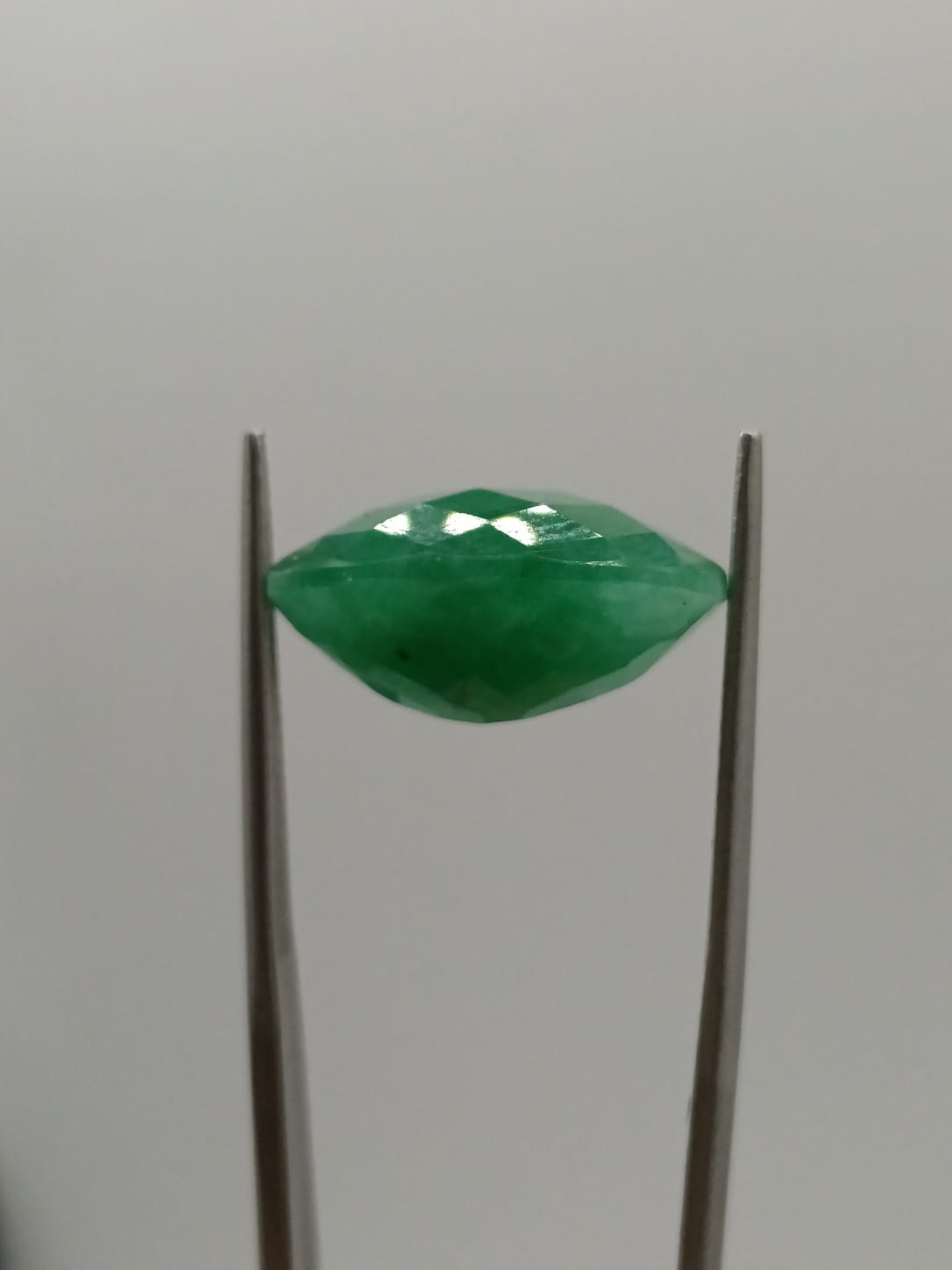 Esmeralda brasileña ovalada de 12.41ct