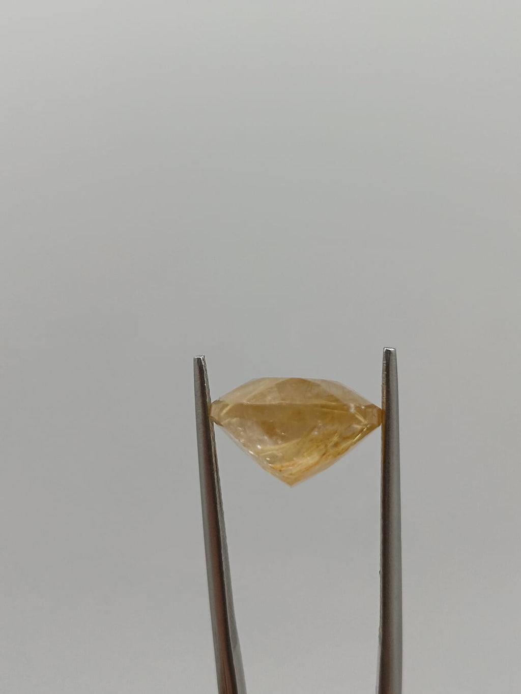 Cuarzo rutilado ovalado de 8.33ct