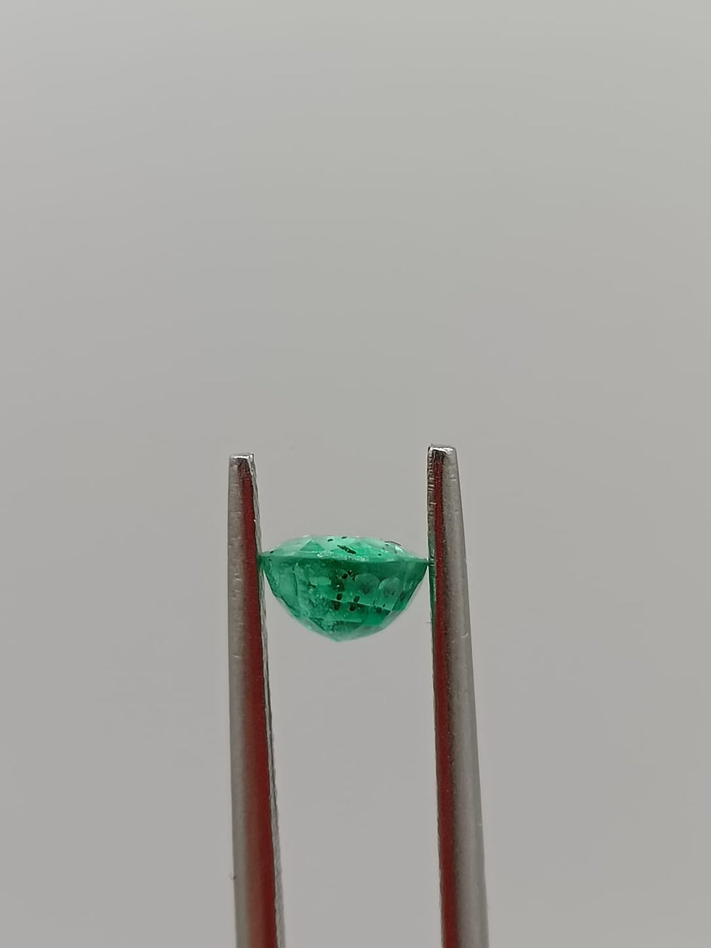 Esmeralda colombiana ovalada de 0.79ct