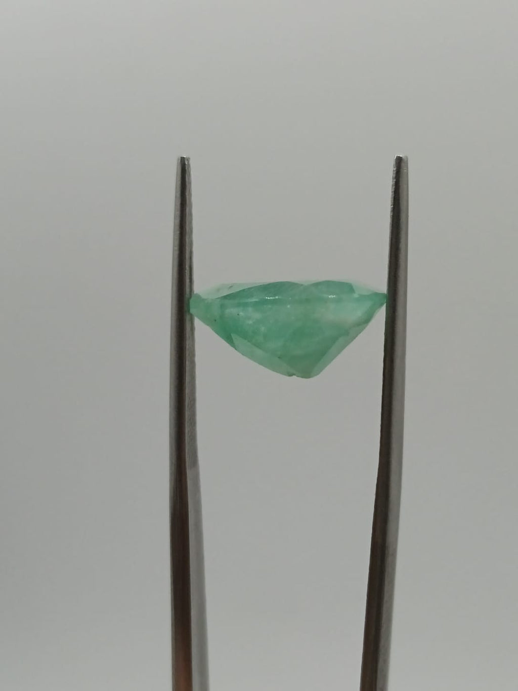 Esmeralda brasileña forma de gota de 4.65ct