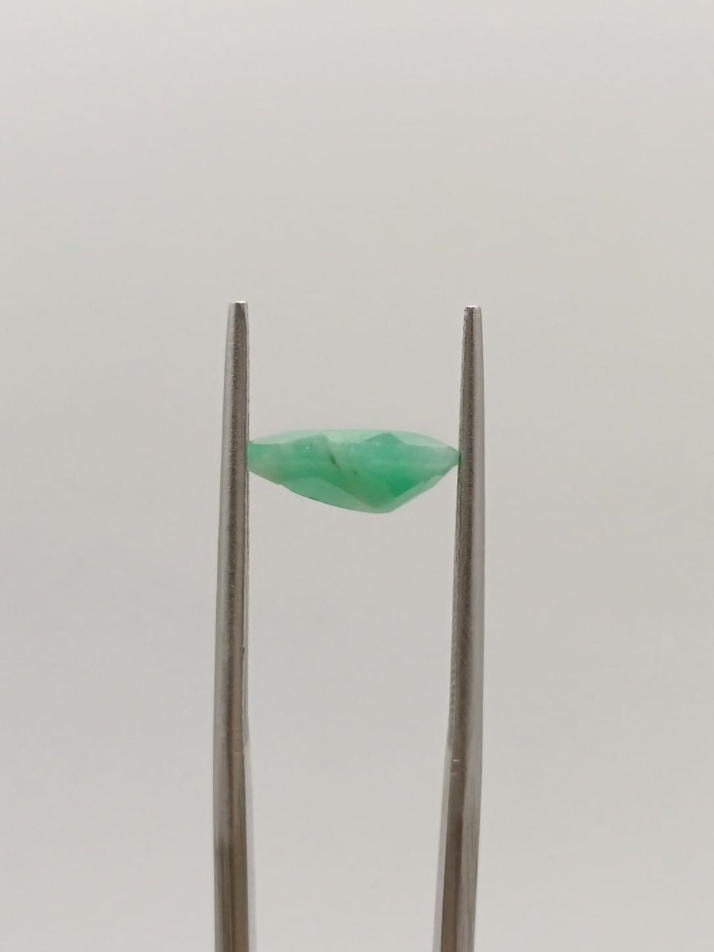 Esmeralda brasileña forma de gota de 1.52ct