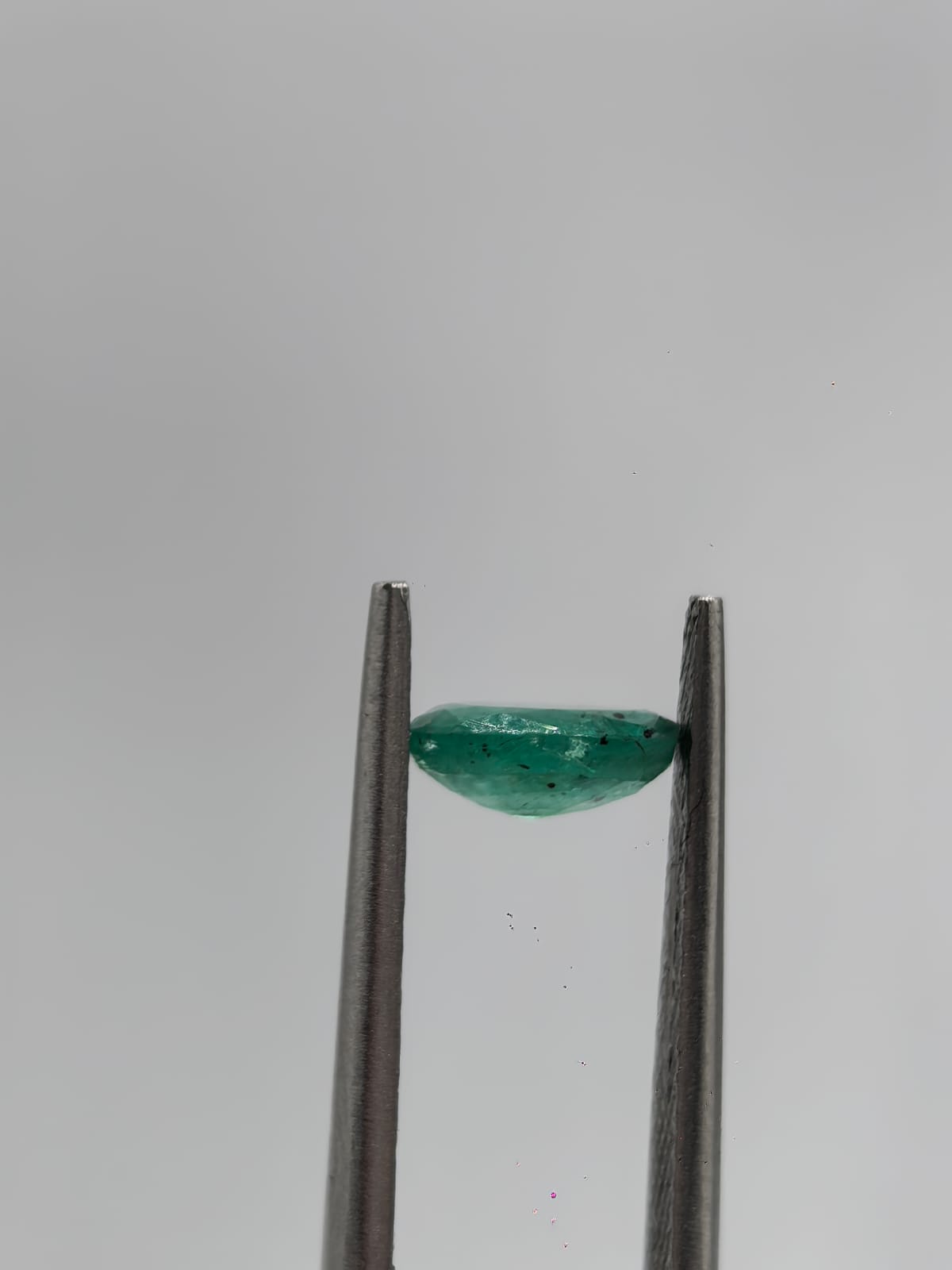 Esmeralda colombiana oval de 0.65ct