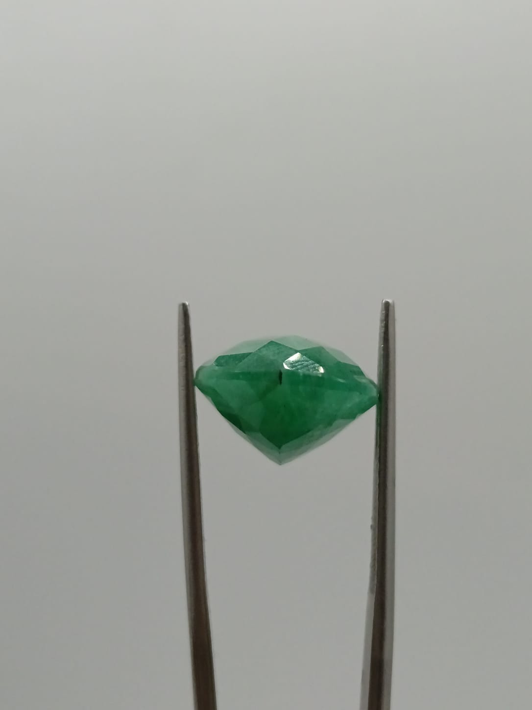 Esmeralda brasileña ovalada de 12.41ct