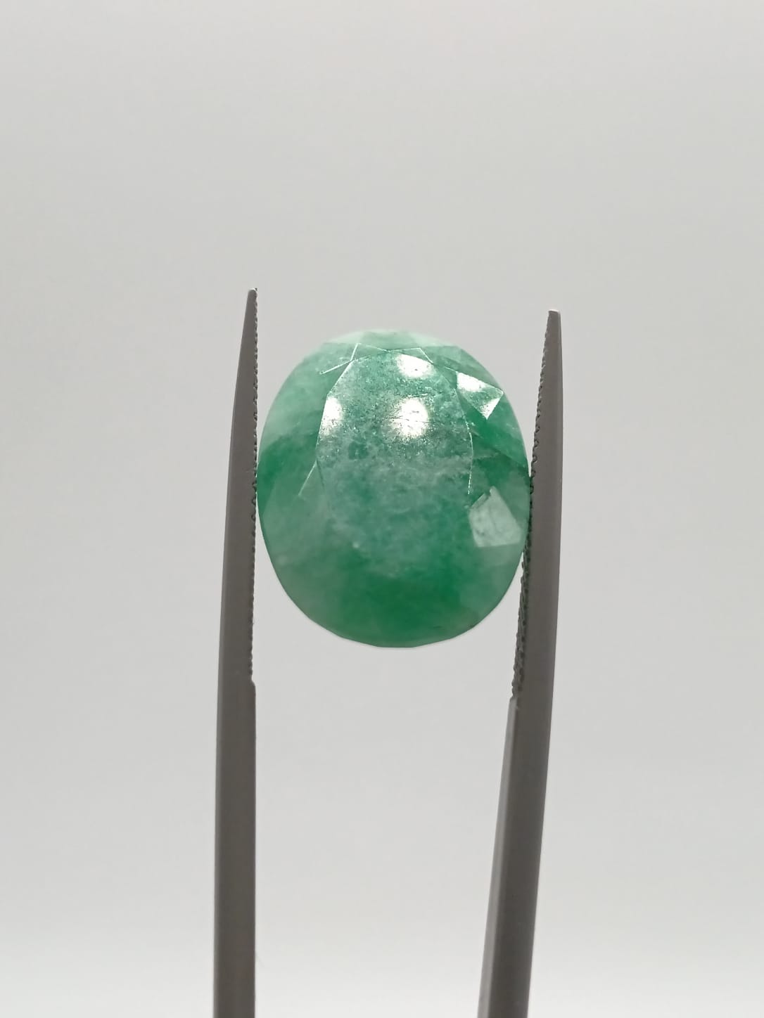 Esmeralda brasileña ovalada de 16.54ct