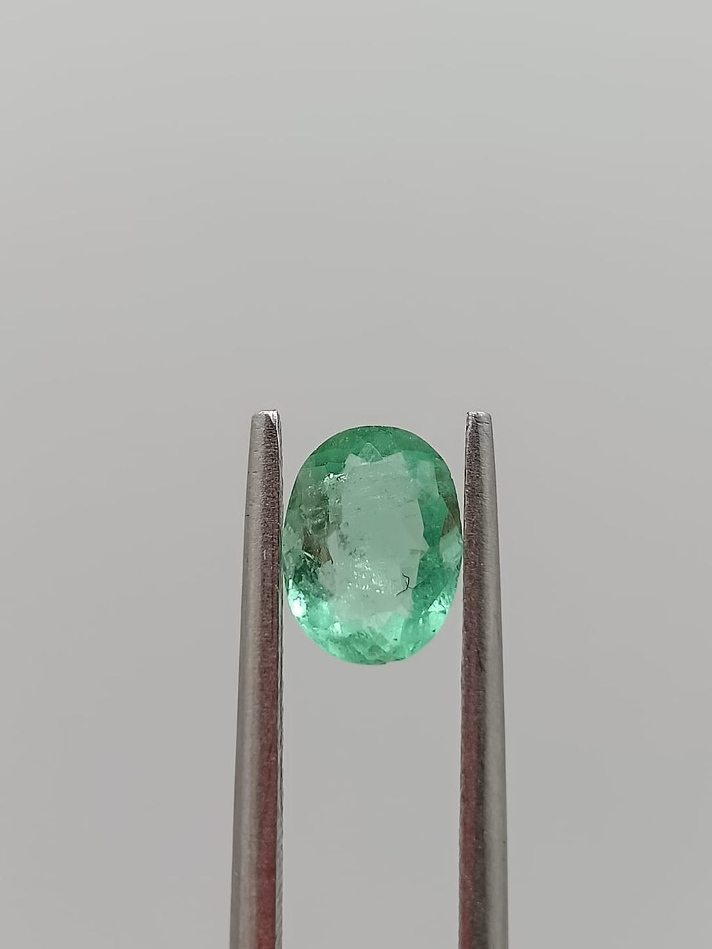 Esmeralda colombiana ovalada de 0.75ct