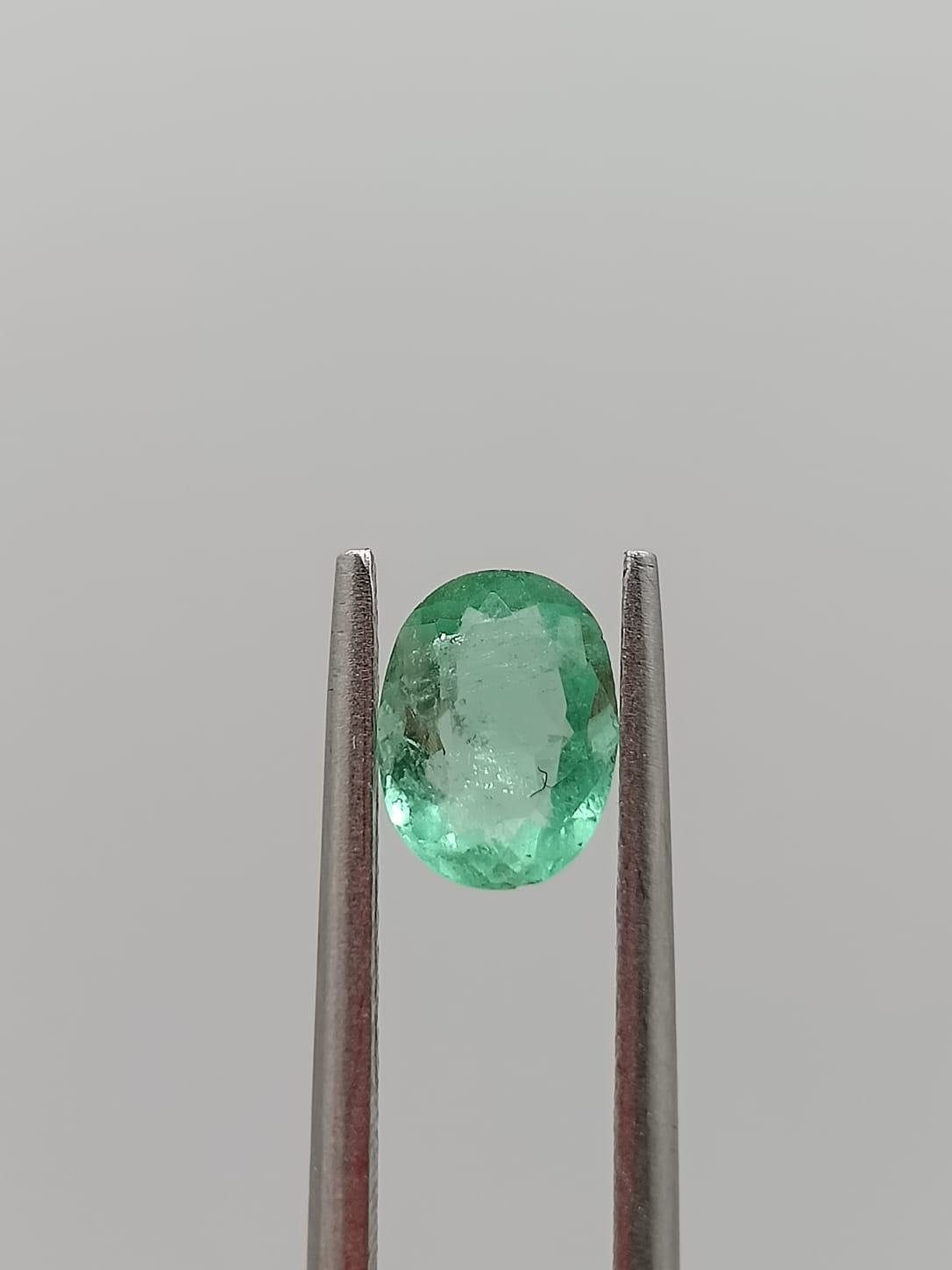 Esmeralda colombiana ovalada de 0.75ct