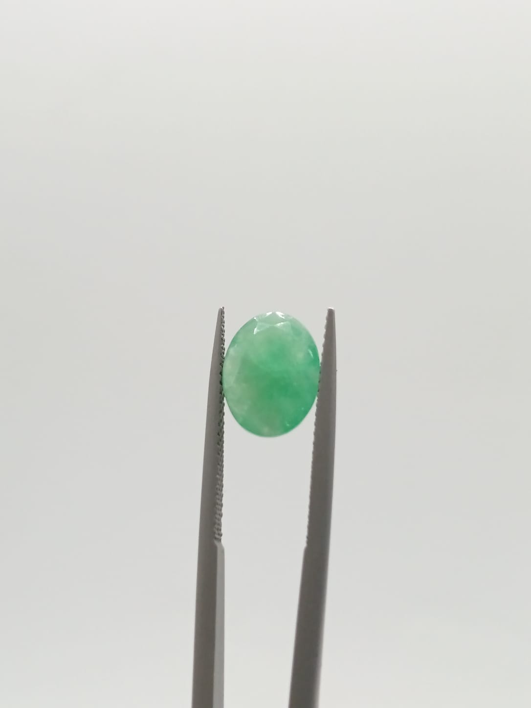 Esmeralda brasileña ovalada de 3.29ct