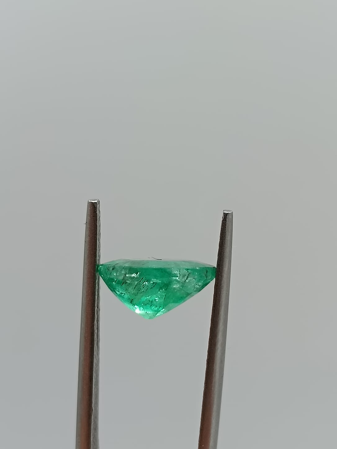 Esmeralda colombiana ovalada de 1.63ct