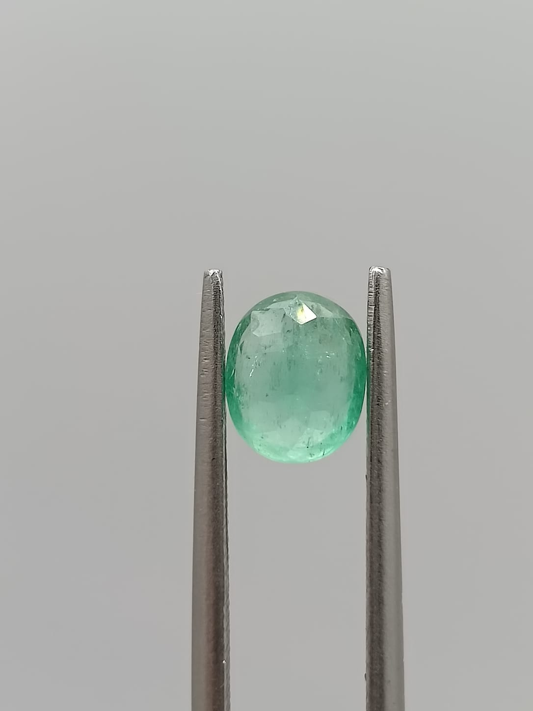 Esmeralda colombiana ovalada de 0.97ct