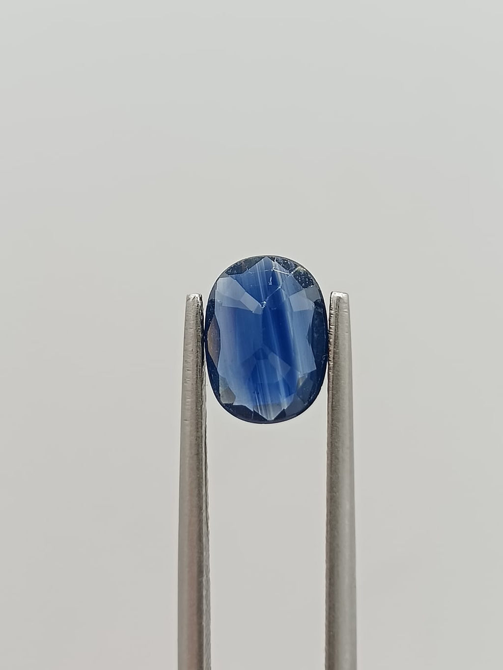 Zafiro ovalado de 1.21ct