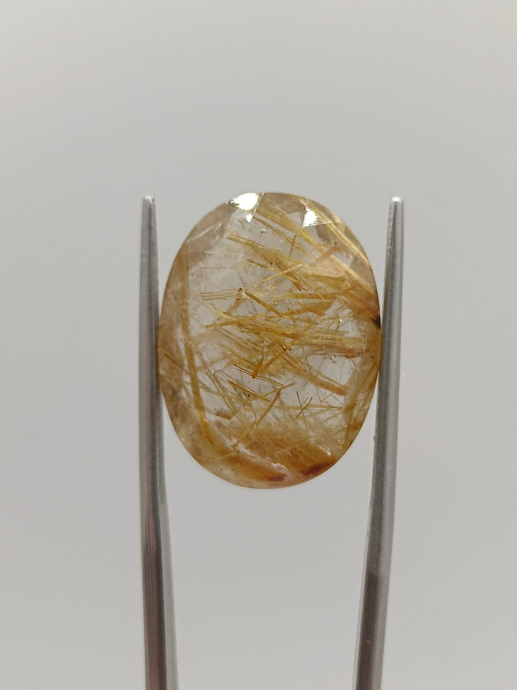 Cuarzo rutilado ovalado de 15.83ct