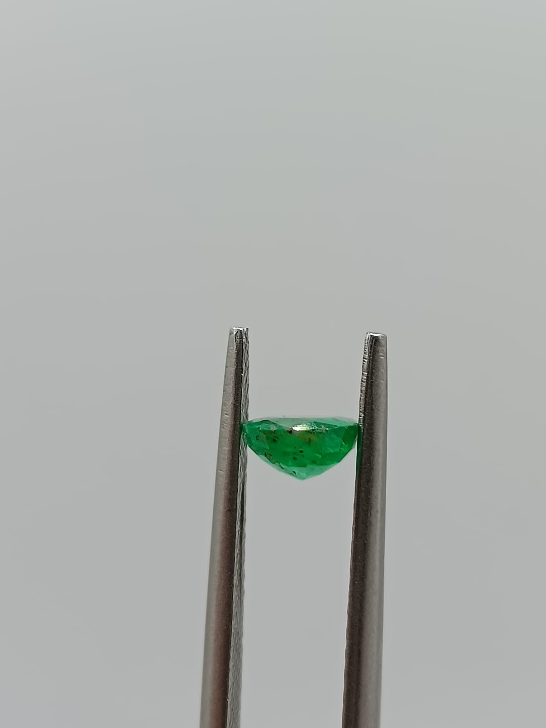 Esmeralda colombiana ovalada de 0.60ct