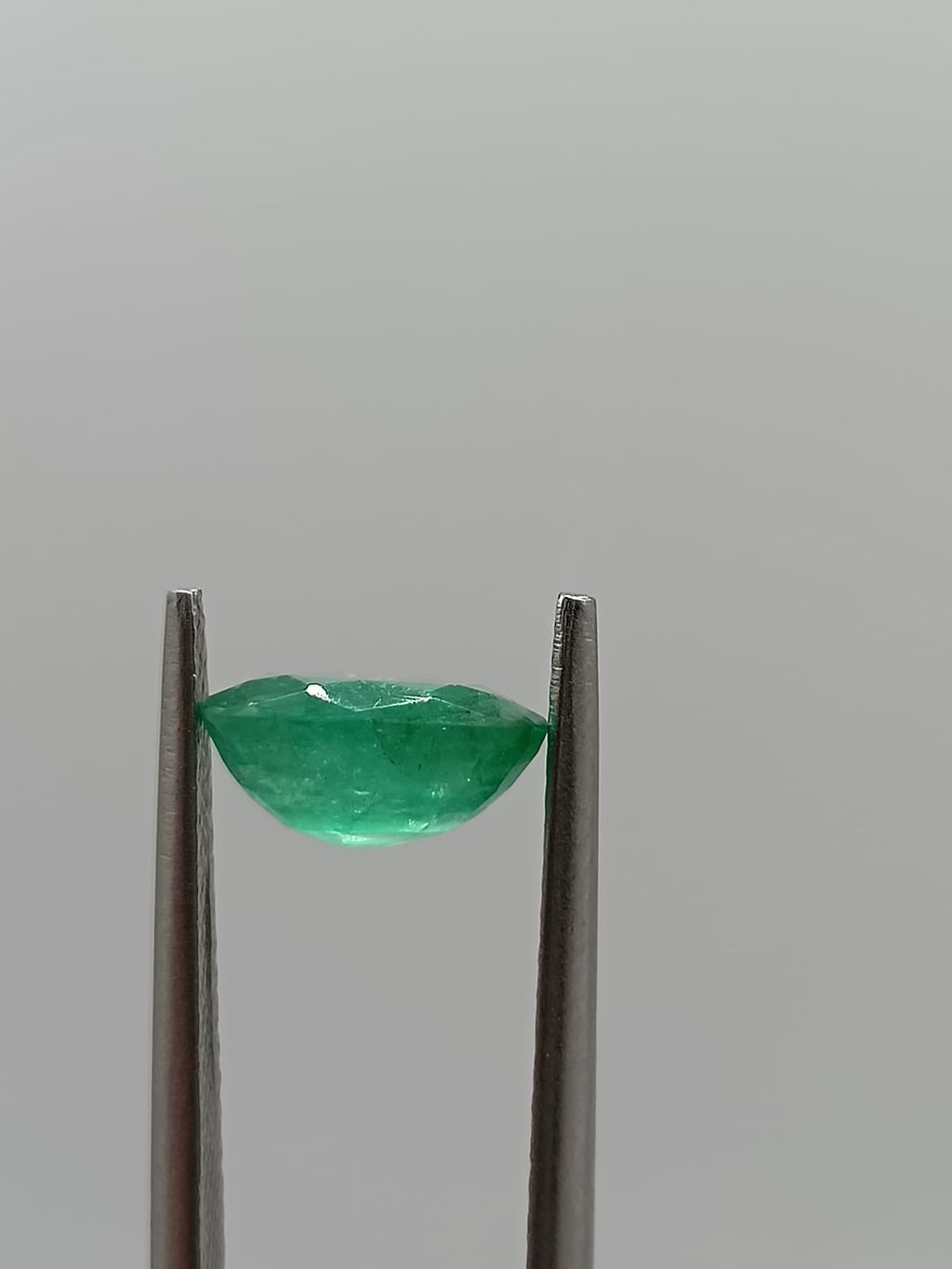 Esmeralda colombiana ovalada de 1.17ct