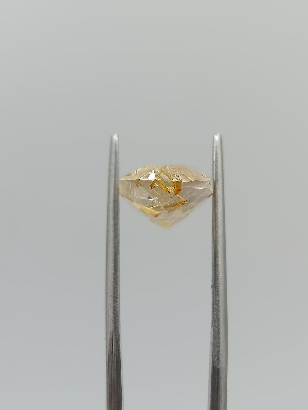 Cuarzo rutilado ovalado de 7.25ct