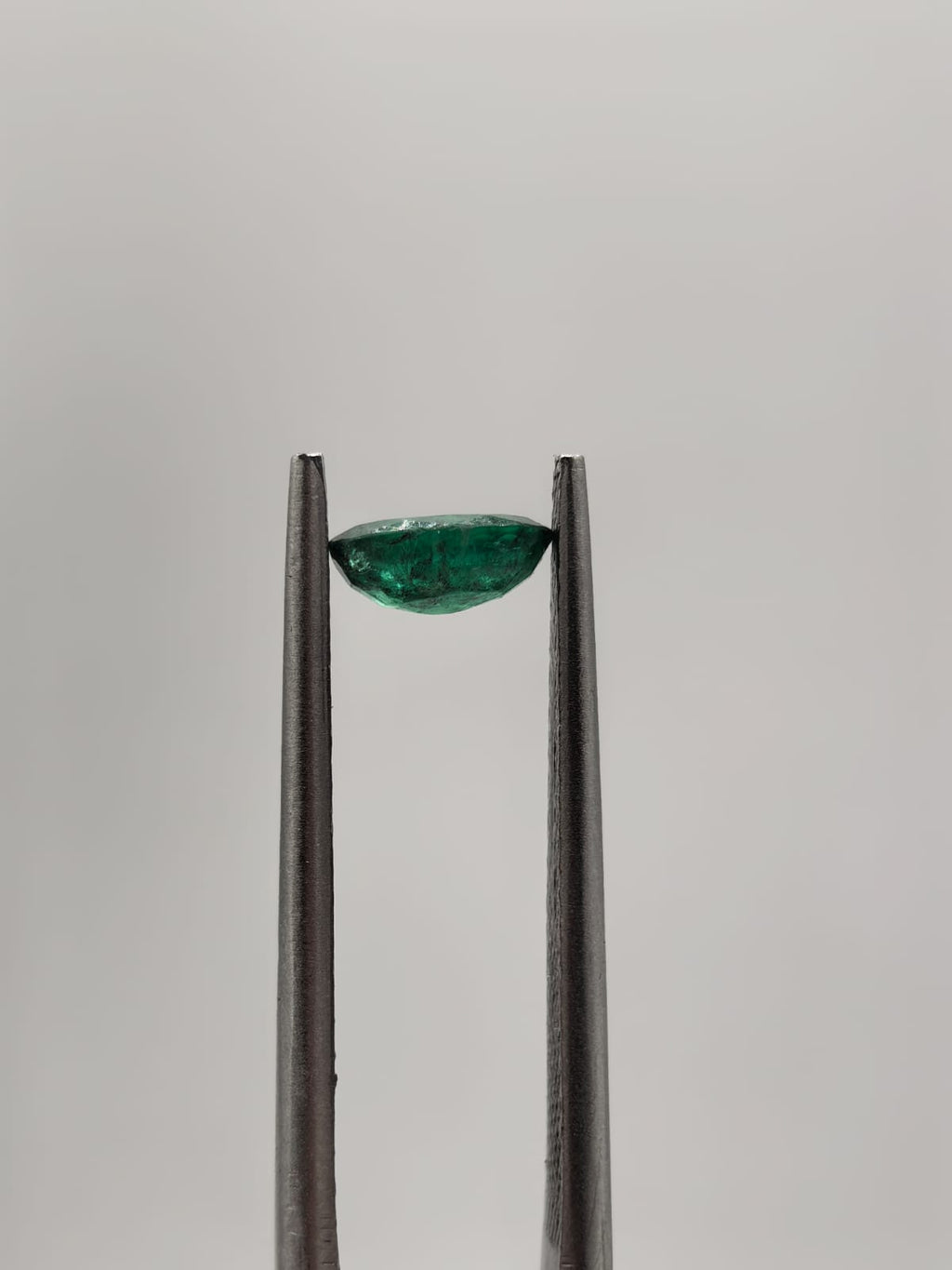 Esmeralda colombiana ovalada de 0.41ct