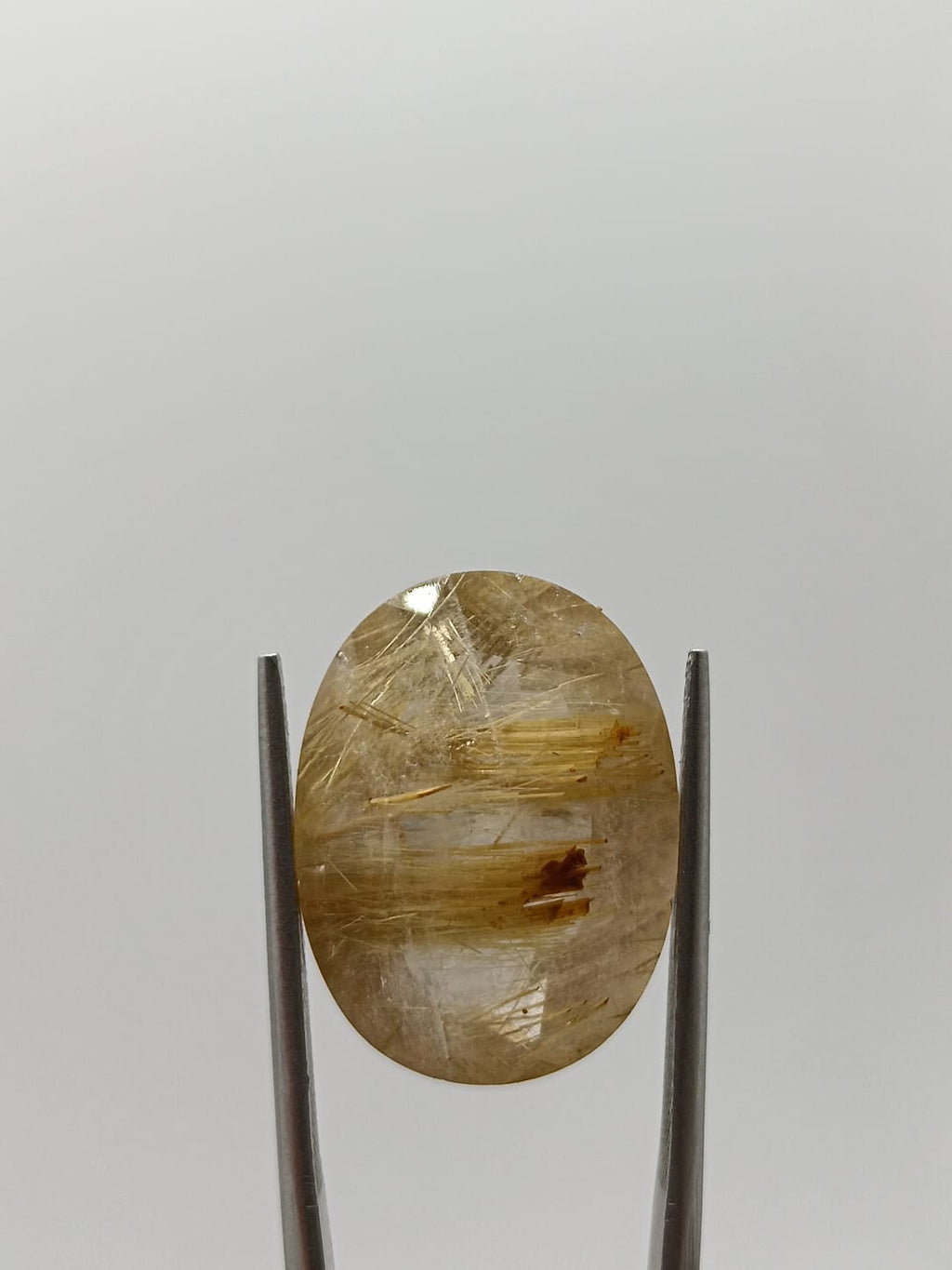 Cuarzo rutilado ovalado de 15.84ct