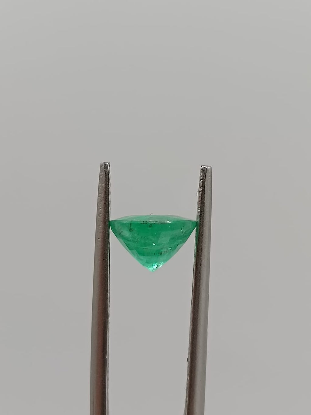 Esmeralda colombiana ovalada de 1.63ct