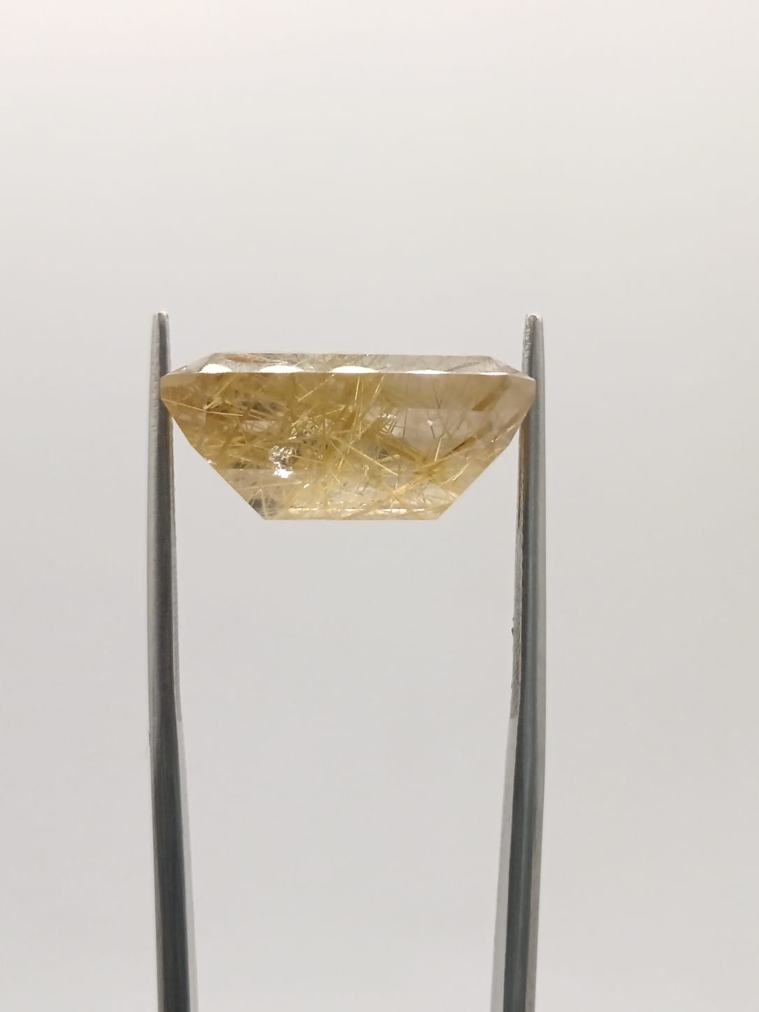 Cuarzo rutilado rectangular de 16.04ct