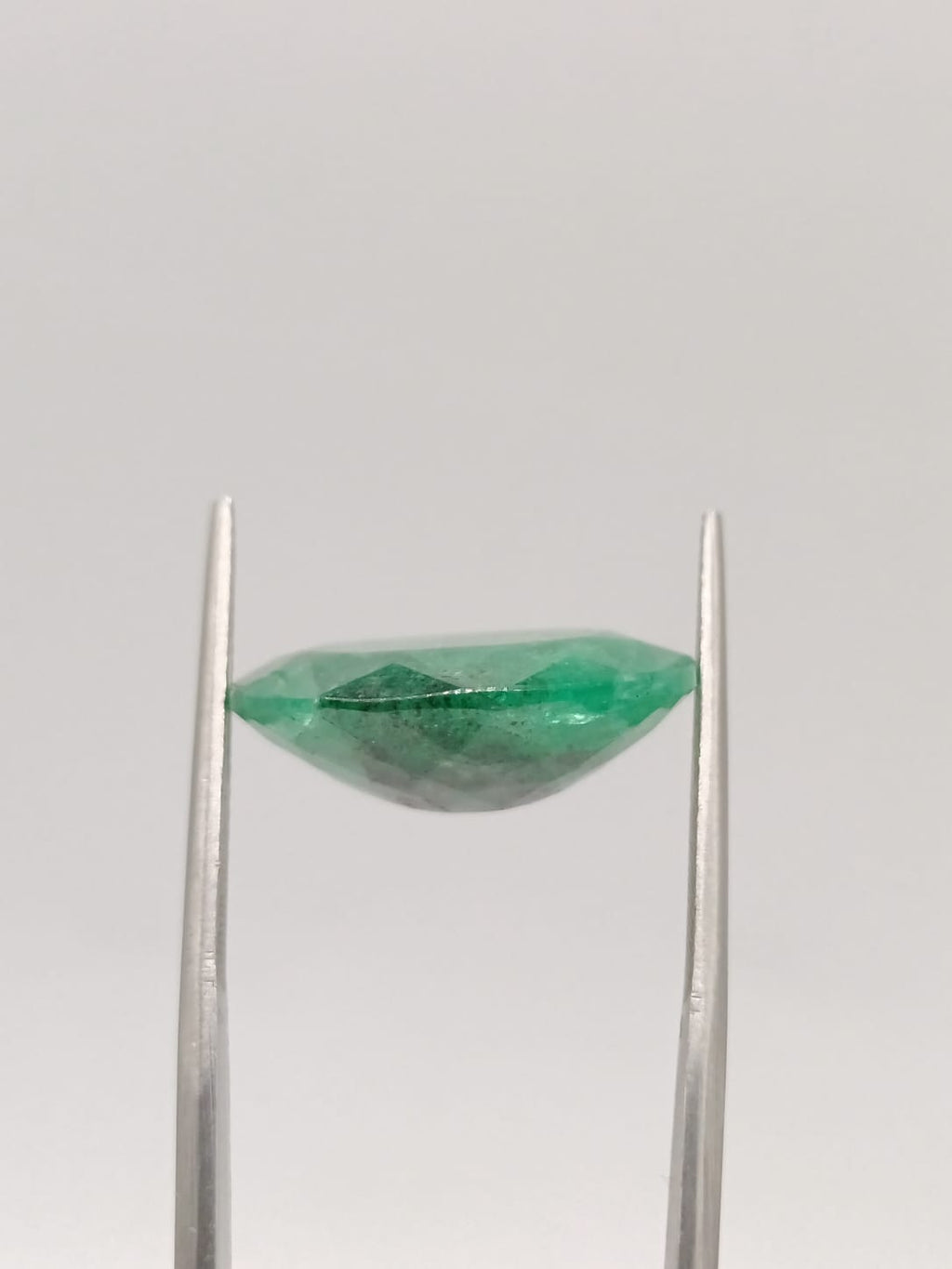 Esmeralda brasileña ovalada de 12.32ct