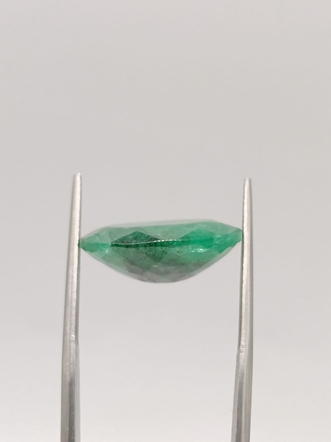 Esmeralda brasileña ovalada de 12.32ct