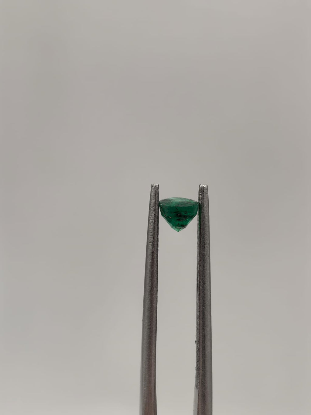 Esmeralda colombiana ovalada de 0.56ct