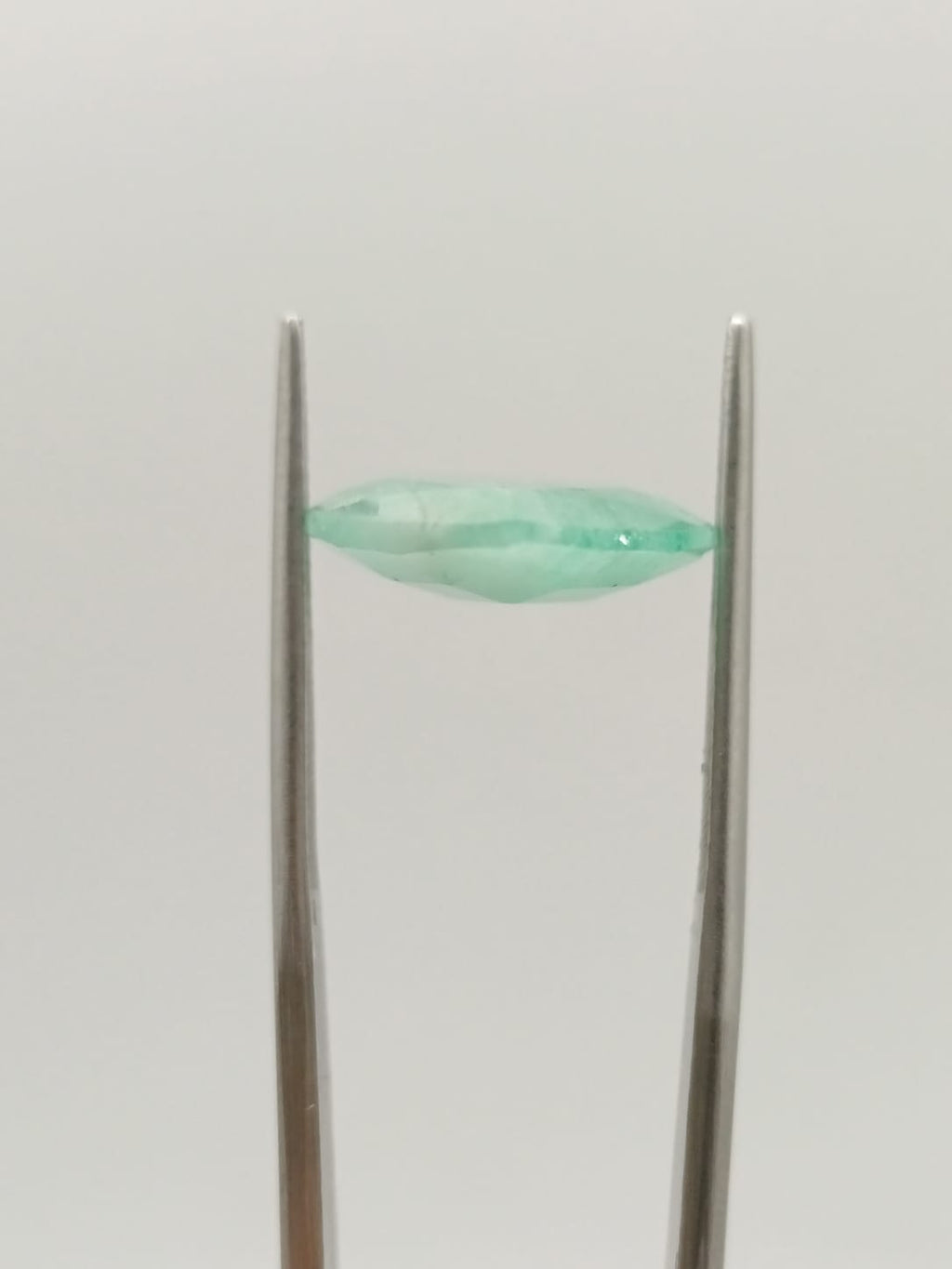 Esmeralda brasileña forma de gota de 8.32ct