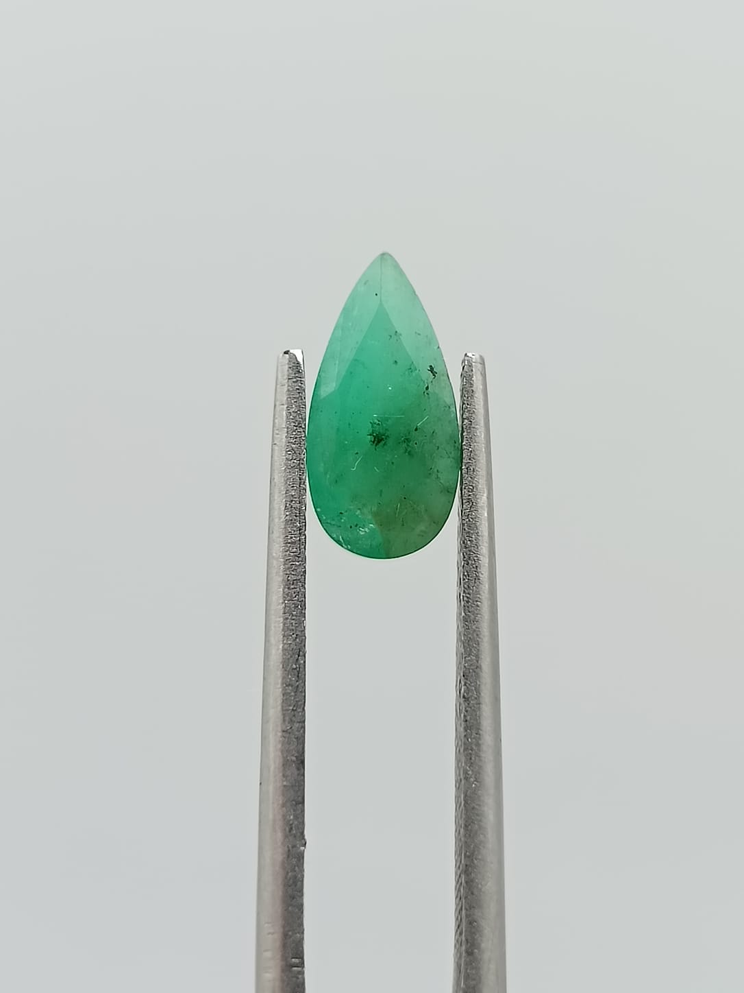 Esmeralda brasileña forma de gota de 1.14ct