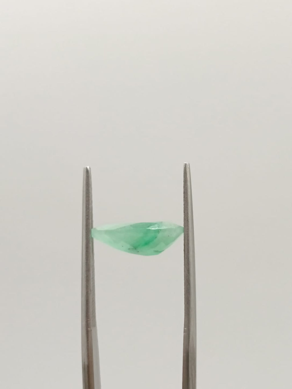 Esmeralda brasileña forma de gota de 1.95ct
