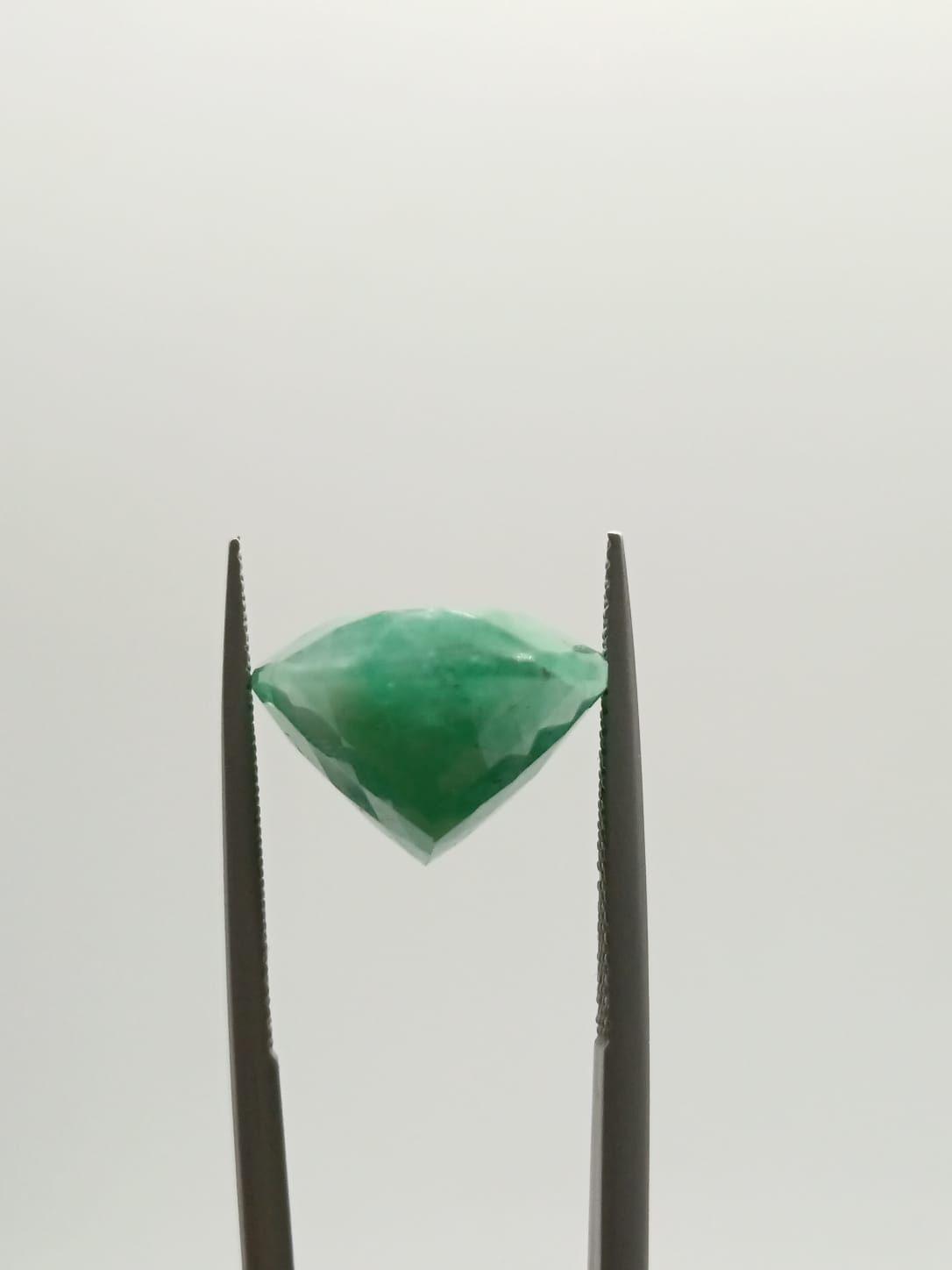 Esmeralda brasileña ovalada de 16.54ct