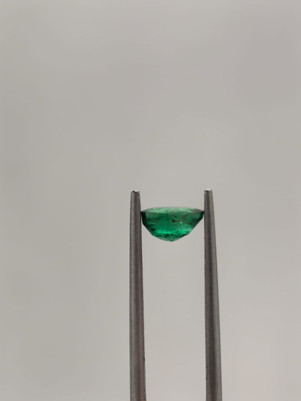 Esmeralda colombiana ovalada de 0.56ct