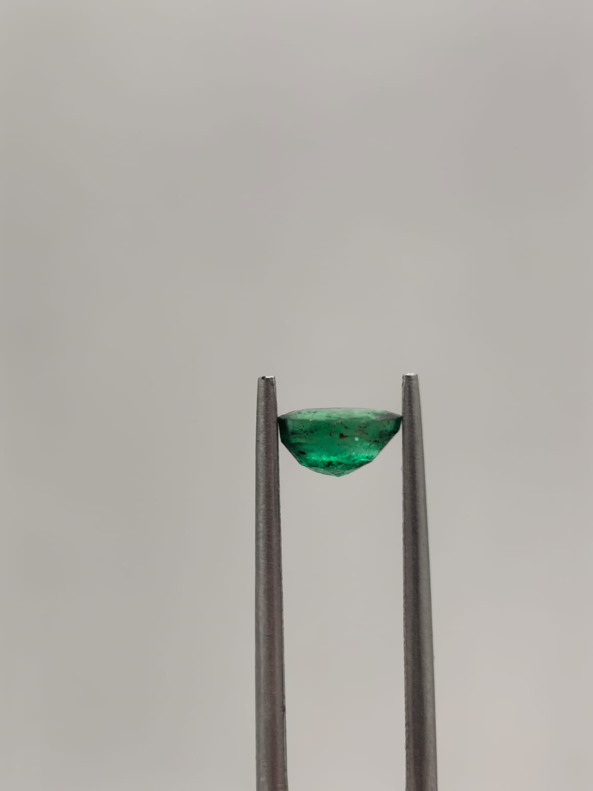 Esmeralda colombiana ovalada de 0.56ct