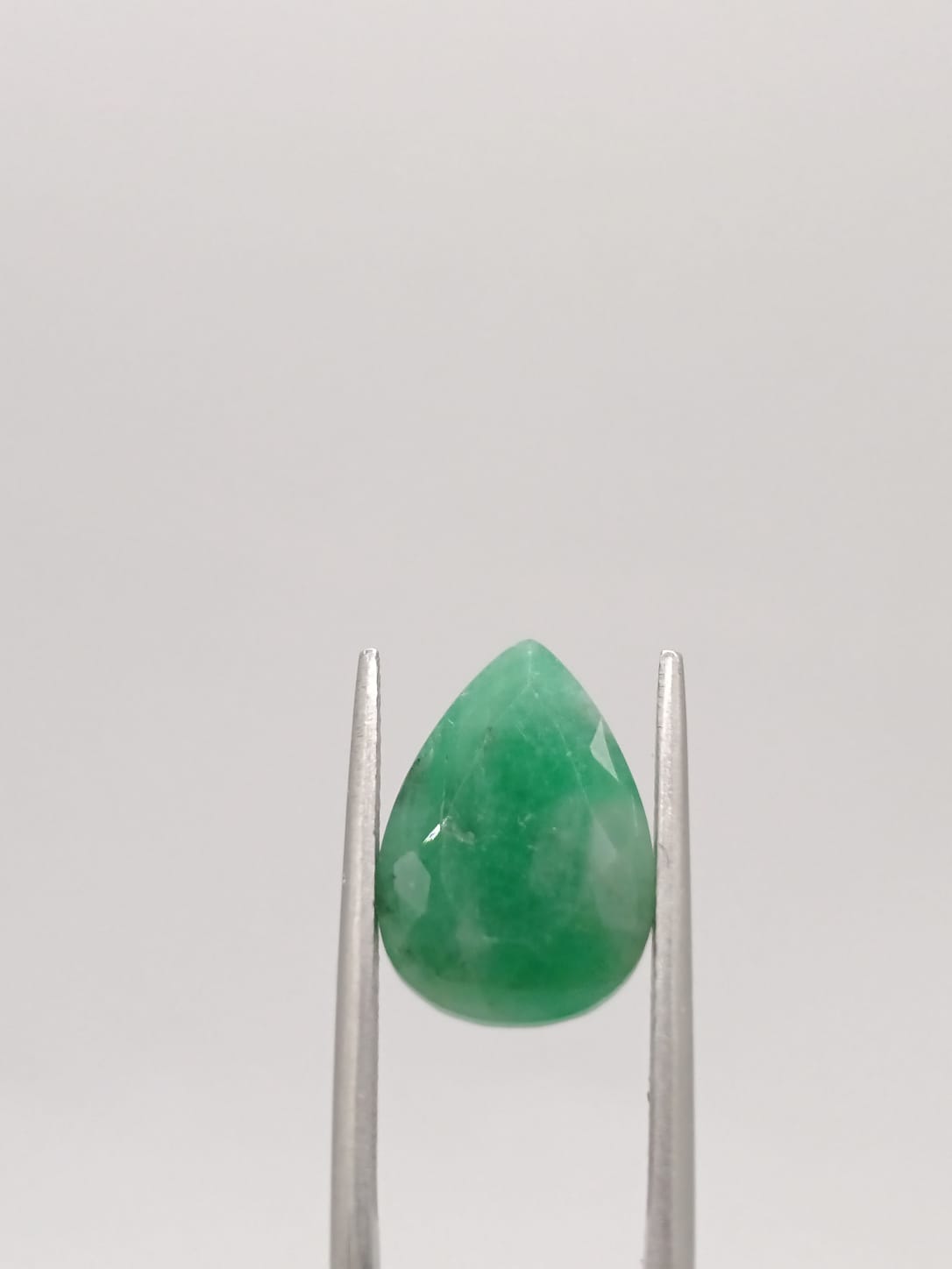 Esmeralda brasileña forma de gota de 5.56ct
