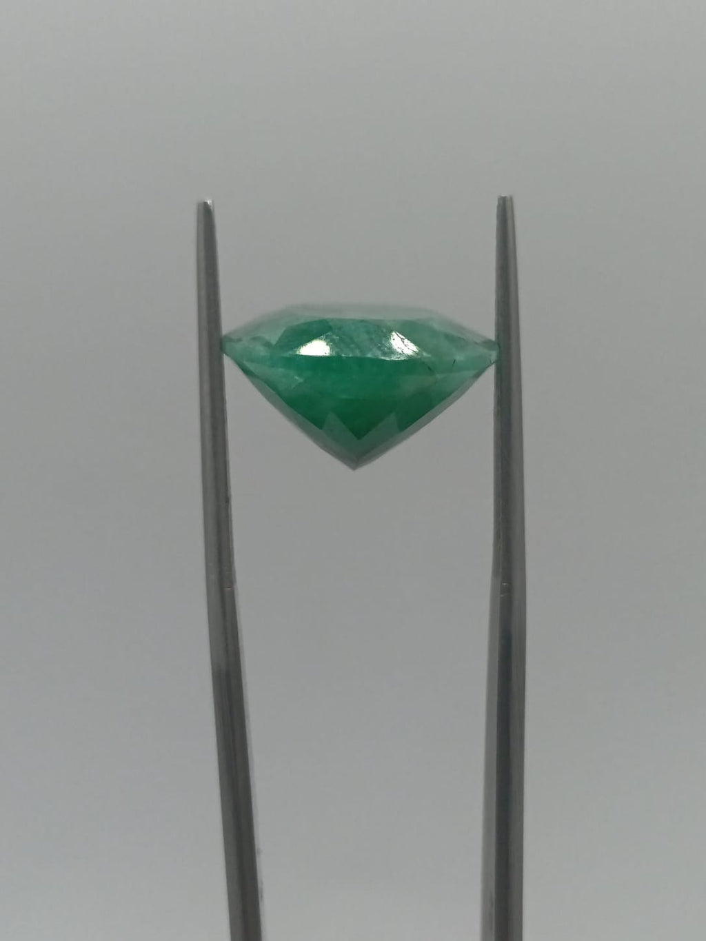 Esmeralda brasileña ovalada de 14.88ct
